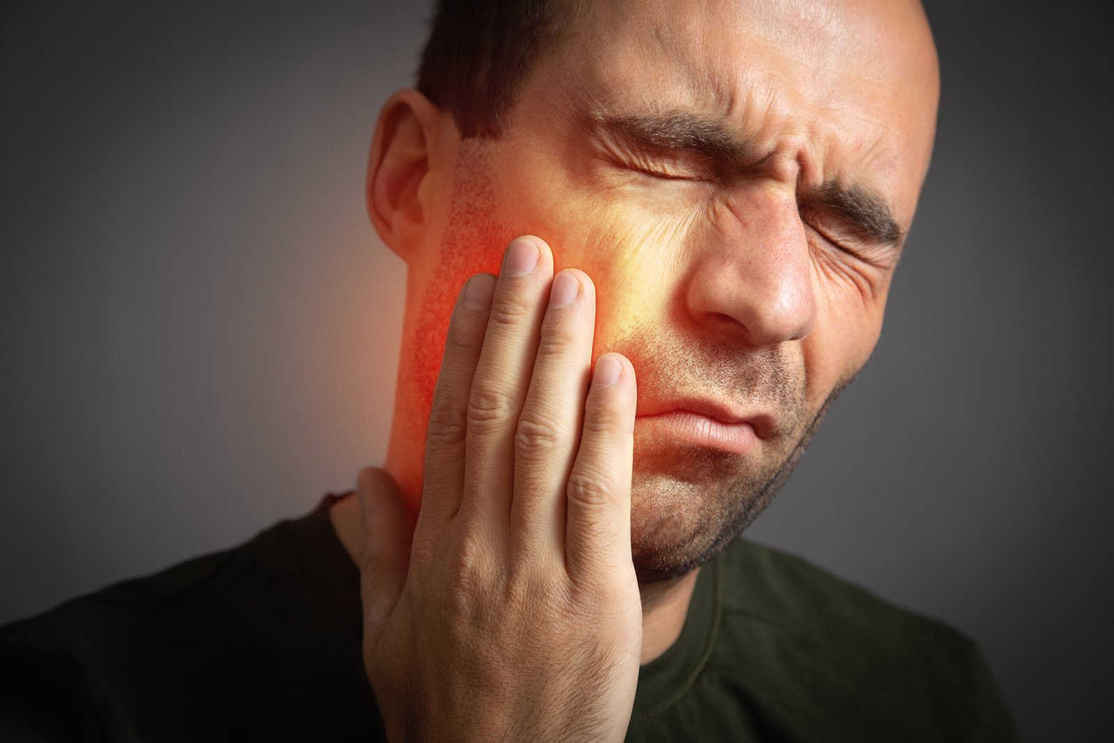 Inicio 7 caucasian man suffering from tooth pain scaled