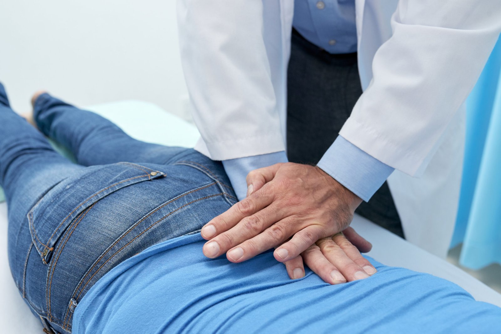 Inicio 8 cropped osteopath adjusting back patient with massage scaled